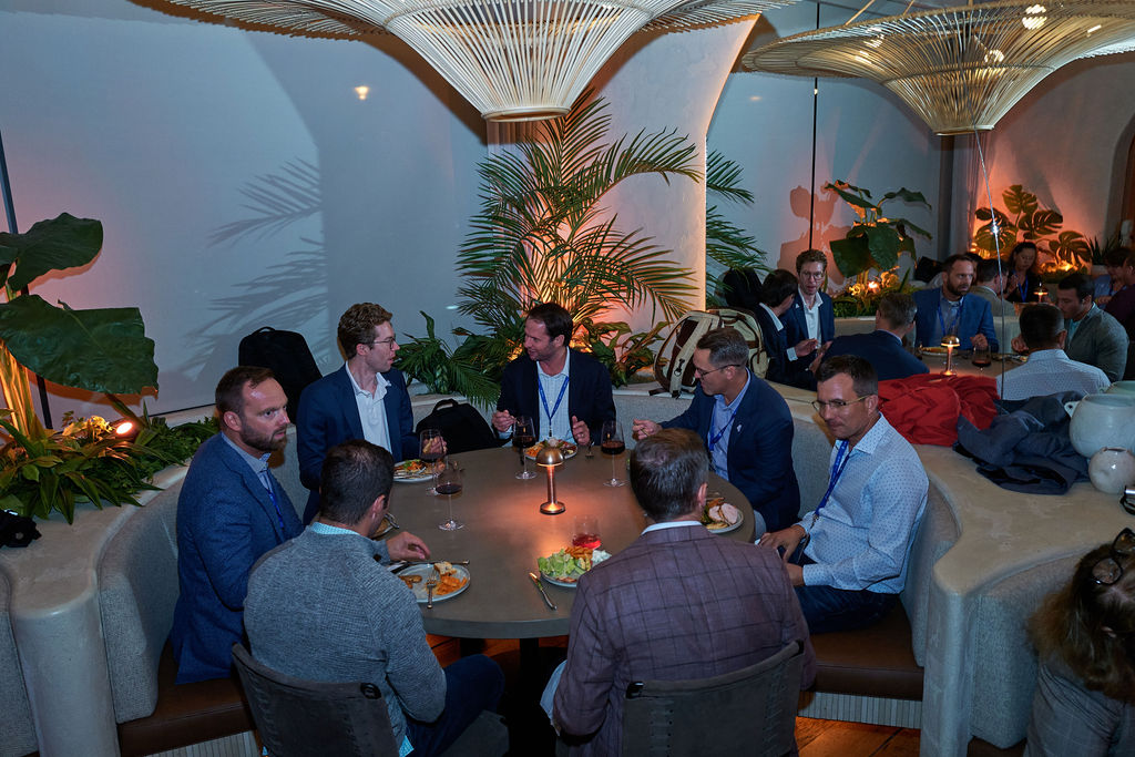 L1090138 Business professionals networking at a chic restaurant lounge.